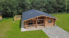 Aspen Lodge, Amazing New Log Cabin with Hot Tub - Sleeps 6 - Felmoor Park